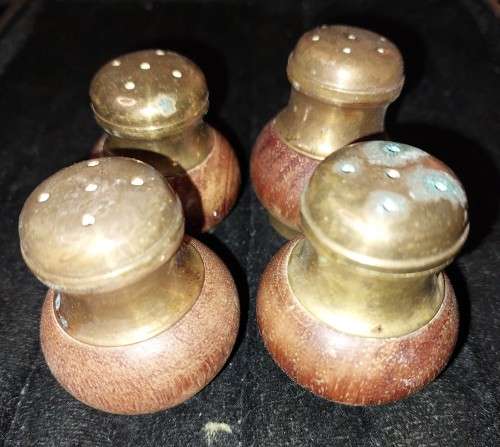A VINTAGE SET OF 4 SALT AND PEPPER DISPENSERS MADE OF TEAK AND BRASS SOLD AS IS