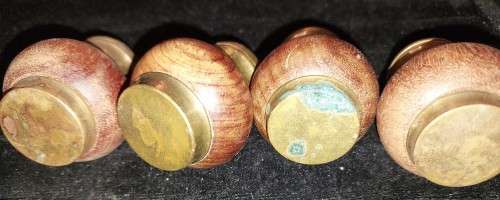 A VINTAGE SET OF 4 SALT AND PEPPER DISPENSERS MADE OF TEAK AND BRASS SOLD AS IS