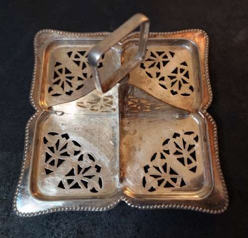 A VINTAGE EPNS MADE IN ENGLAND VICTORIAN STYLE SERVING BASKET SOLD AS IS