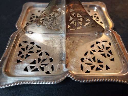 A VINTAGE EPNS MADE IN ENGLAND VICTORIAN STYLE SERVING BASKET SOLD AS IS