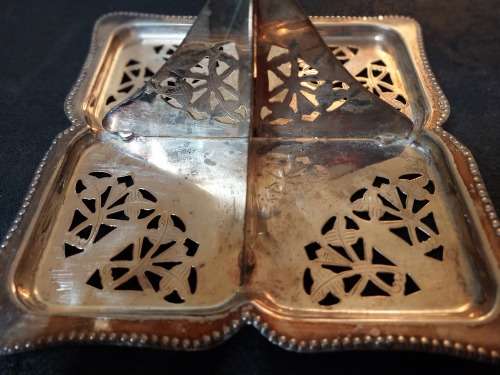 A VINTAGE EPNS MADE IN ENGLAND VICTORIAN STYLE SERVING BASKET SOLD AS IS