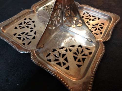 A VINTAGE EPNS MADE IN ENGLAND VICTORIAN STYLE SERVING BASKET SOLD AS IS