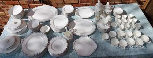 A UNIQUE VINTAGE ROYAL DOULTON MADE IN ENGLAND 125 PIECE SET
