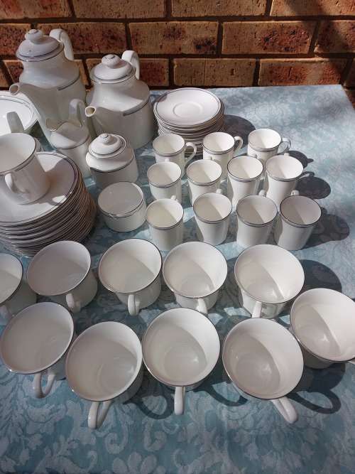 A UNIQUE VINTAGE ROYAL DOULTON MADE IN ENGLAND 125 PIECE SET
