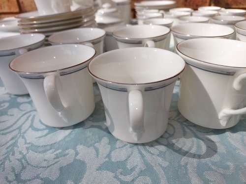 A UNIQUE VINTAGE ROYAL DOULTON MADE IN ENGLAND 125 PIECE SET