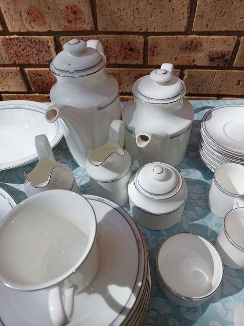 A UNIQUE VINTAGE ROYAL DOULTON MADE IN ENGLAND 125 PIECE SET