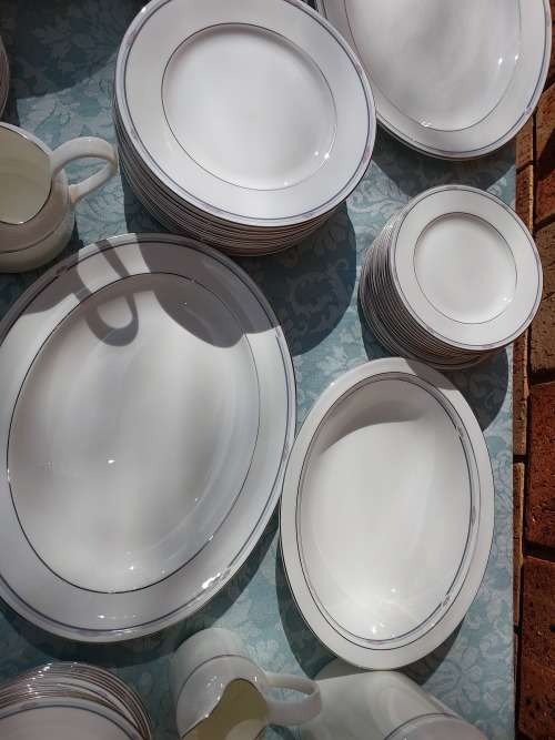 A UNIQUE VINTAGE ROYAL DOULTON MADE IN ENGLAND 125 PIECE SET
