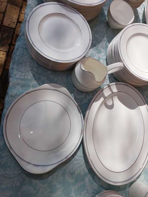 A UNIQUE VINTAGE ROYAL DOULTON MADE IN ENGLAND 125 PIECE SET
