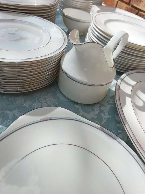 A UNIQUE VINTAGE ROYAL DOULTON MADE IN ENGLAND 125 PIECE SET