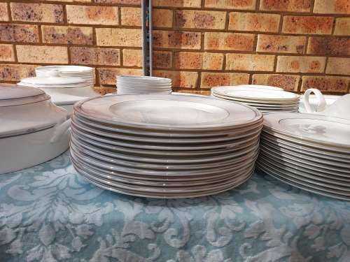 A UNIQUE VINTAGE ROYAL DOULTON MADE IN ENGLAND 125 PIECE SET