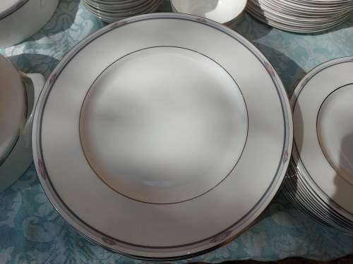 A UNIQUE VINTAGE ROYAL DOULTON MADE IN ENGLAND 125 PIECE SET
