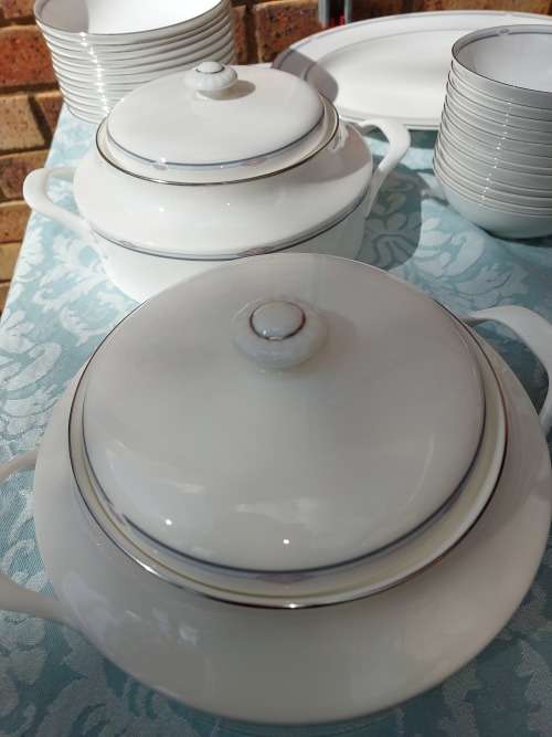 A UNIQUE VINTAGE ROYAL DOULTON MADE IN ENGLAND 125 PIECE SET