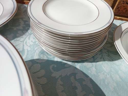 A UNIQUE VINTAGE ROYAL DOULTON MADE IN ENGLAND 125 PIECE SET