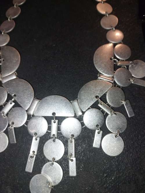 AN IMMIGRATING LADY`S QUALITY COLLECTION OF COSTUME NECKLACES SOLD AS IS