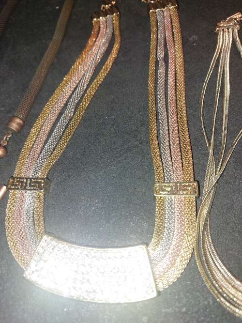 AN IMMIGRATING LADY`S QUALITY COLLECTION OF COSTUME NECKLACES SOLD AS IS