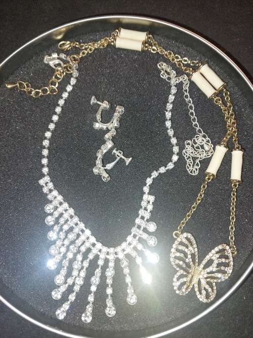 A COLLECTION OF VINTAGE HONEY JEWELRY SOLD AS IS