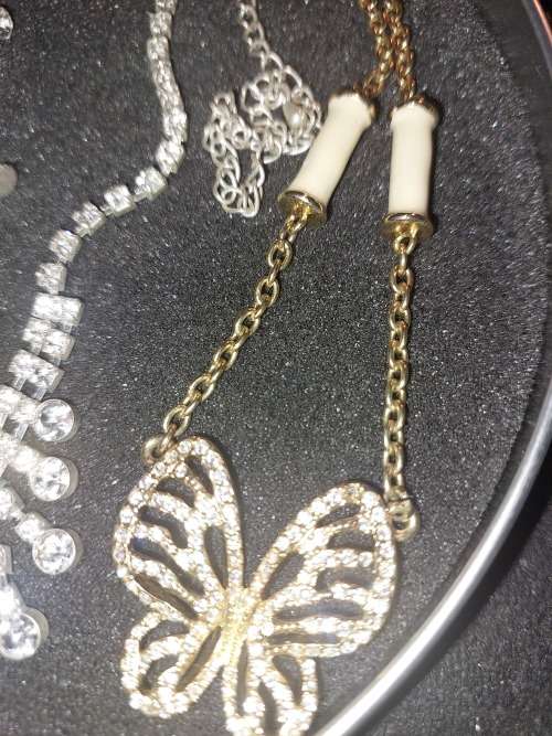 A COLLECTION OF VINTAGE HONEY JEWELRY SOLD AS IS