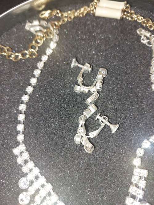 A COLLECTION OF VINTAGE HONEY JEWELRY SOLD AS IS