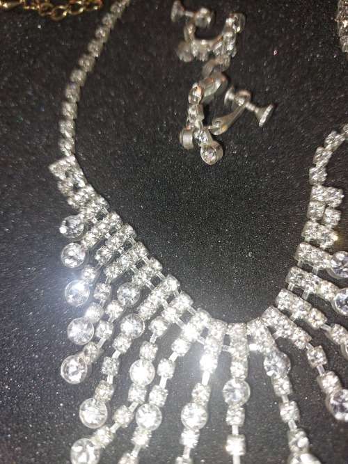 A COLLECTION OF VINTAGE HONEY JEWELRY SOLD AS IS