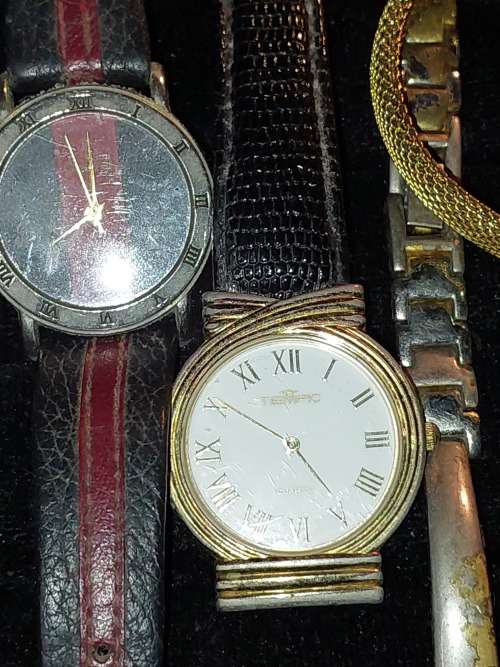 A VINTAGE JOB LOT FASHION WOMANS WATCHES SOLD AS IS NOT TESTED