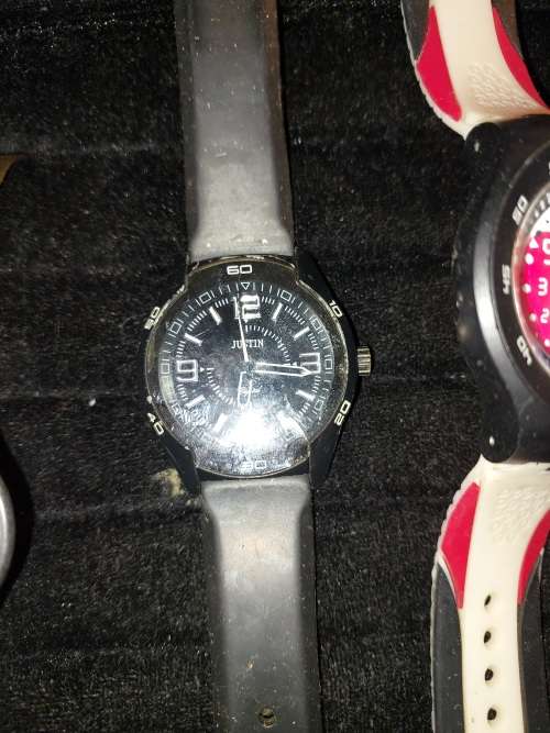 A JOBLOT CASUAL FASHION WATCHES SOLD AS IS NOT TESTED