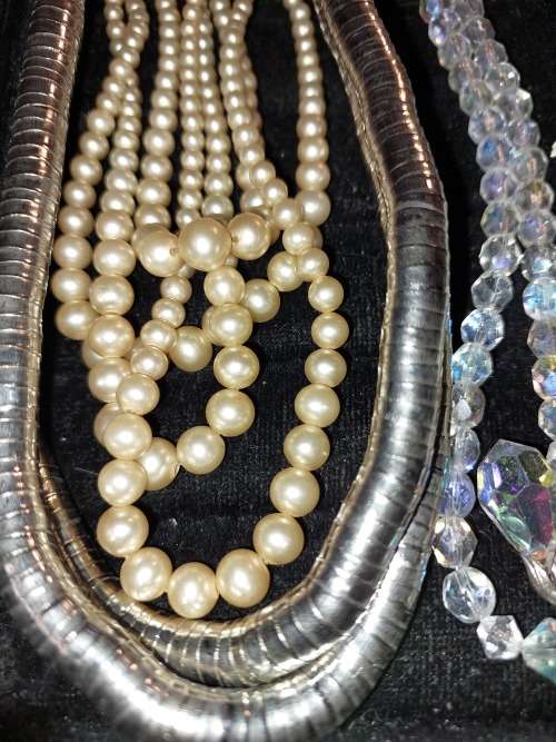A VINTAGE JOB LOT COSTUME NECKLACES SOLD AS IS