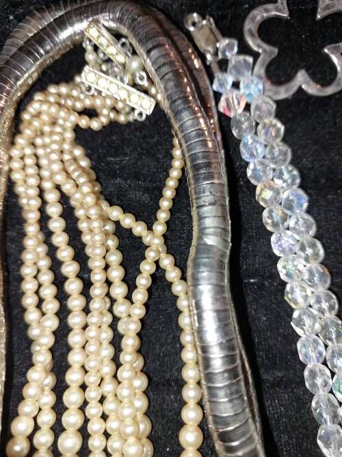A VINTAGE JOB LOT COSTUME NECKLACES SOLD AS IS