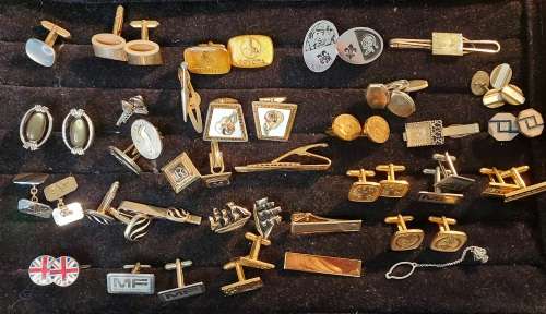 A RETIRED GENTLEMENS COLLECTION GOLD PLATED VINTAGE CUFFLINKS SOLD AS IS