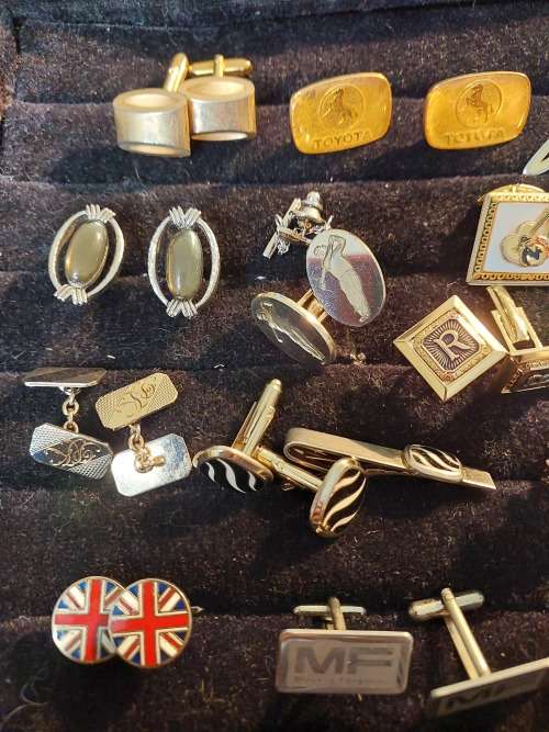 A RETIRED GENTLEMENS COLLECTION GOLD PLATED VINTAGE CUFFLINKS SOLD AS IS
