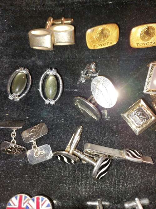 A RETIRED GENTLEMENS COLLECTION GOLD PLATED VINTAGE CUFFLINKS SOLD AS IS