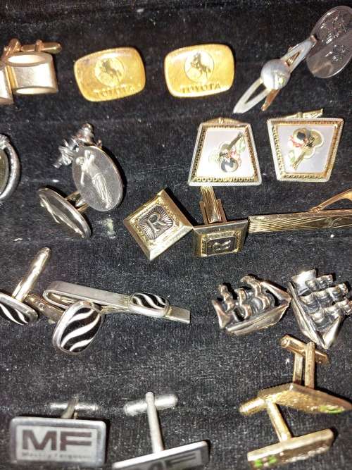 A RETIRED GENTLEMENS COLLECTION GOLD PLATED VINTAGE CUFFLINKS SOLD AS IS