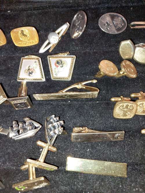 A RETIRED GENTLEMENS COLLECTION GOLD PLATED VINTAGE CUFFLINKS SOLD AS IS