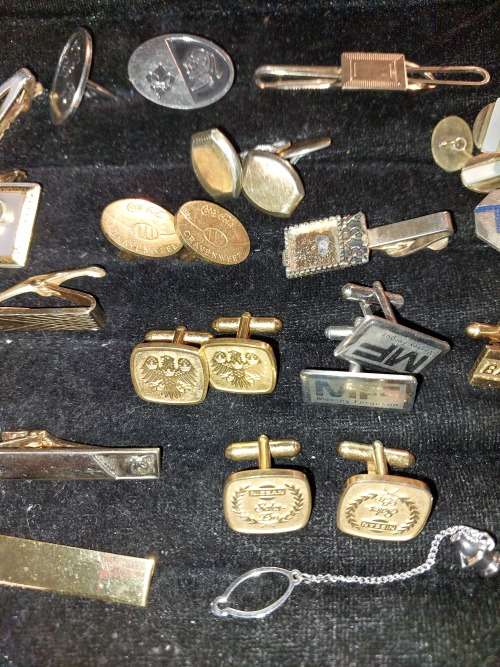 A RETIRED GENTLEMENS COLLECTION GOLD PLATED VINTAGE CUFFLINKS SOLD AS IS