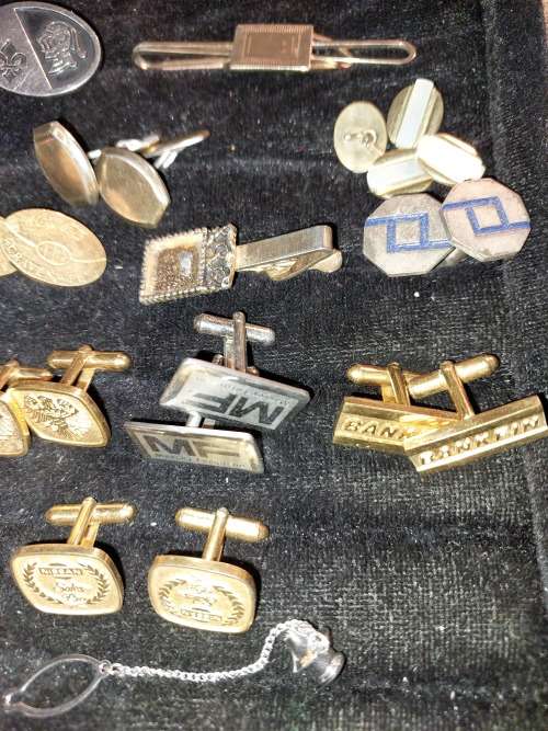 A RETIRED GENTLEMENS COLLECTION GOLD PLATED VINTAGE CUFFLINKS SOLD AS IS