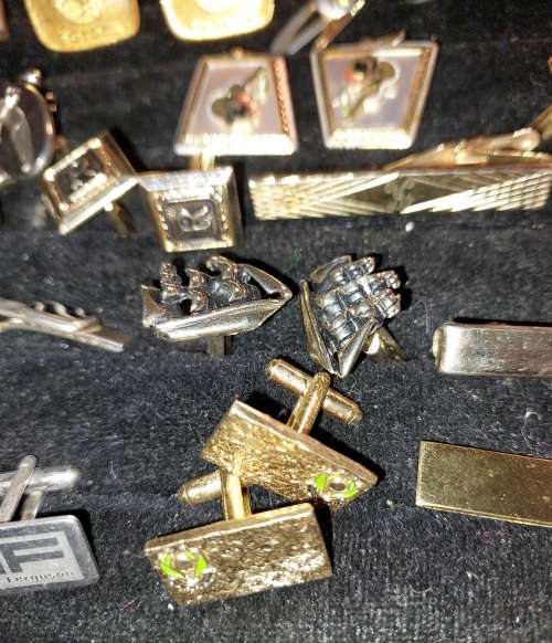 A RETIRED GENTLEMENS COLLECTION GOLD PLATED VINTAGE CUFFLINKS SOLD AS IS