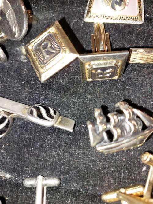 A RETIRED GENTLEMENS COLLECTION GOLD PLATED VINTAGE CUFFLINKS SOLD AS IS