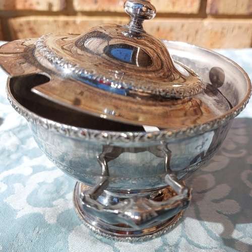 A VINTAGE SERANCO SP.ON C SMALL SAUCE TURINE IN GOOD CONDITION SOLD AS IS
