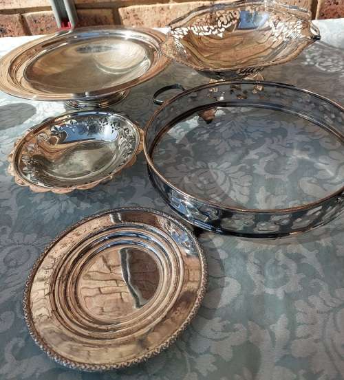 A VINTAGE JOB LOT SIVERPLATED AND EPNS SERVING TRAYS