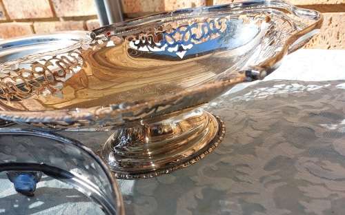 A VINTAGE JOB LOT SIVERPLATED AND EPNS SERVING TRAYS