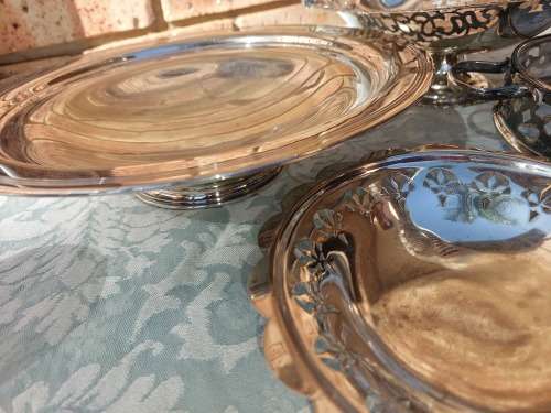 A VINTAGE JOB LOT SIVERPLATED AND EPNS SERVING TRAYS