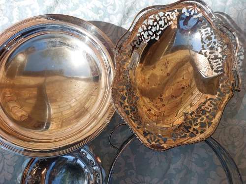 A VINTAGE JOB LOT SIVERPLATED AND EPNS SERVING TRAYS