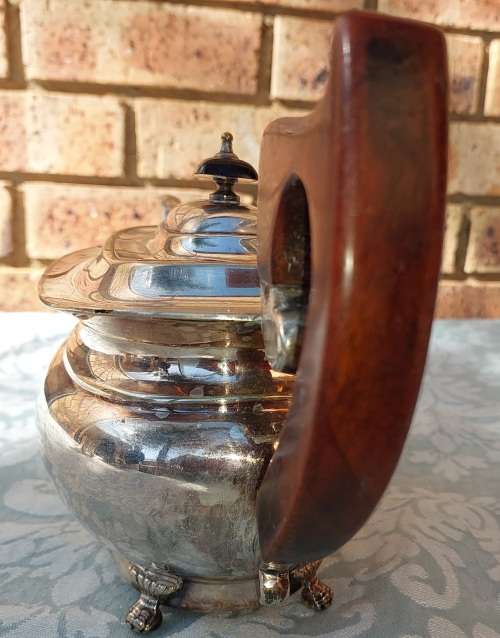 AN ANTIQUE EPNS SHEFFIELD TEAPOT WITH A TEAK HANDLE