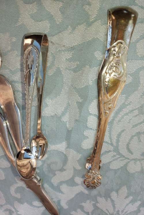 A COLLECTION OF VINTAGE EPNS TONGS
