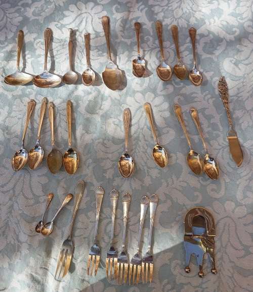 A COLLECTION OF VINTAGE CUTLERY EPNS AND STAINLESS STEEL SOLD AS IS