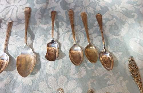 A COLLECTION OF VINTAGE CUTLERY EPNS AND STAINLESS STEEL SOLD AS IS
