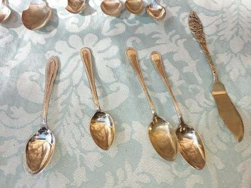 A COLLECTION OF VINTAGE CUTLERY EPNS AND STAINLESS STEEL SOLD AS IS