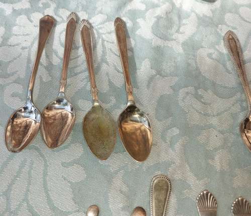 A COLLECTION OF VINTAGE CUTLERY EPNS AND STAINLESS STEEL SOLD AS IS