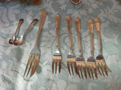 A COLLECTION OF VINTAGE CUTLERY EPNS AND STAINLESS STEEL SOLD AS IS