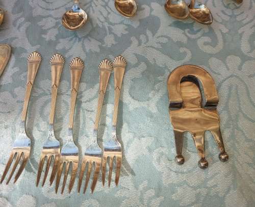 A COLLECTION OF VINTAGE CUTLERY EPNS AND STAINLESS STEEL SOLD AS IS