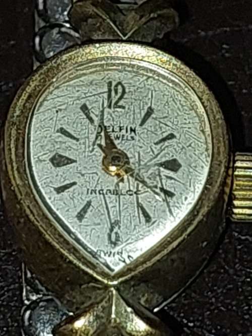 AN ANTIQUE WOMANS DELFIN INCABLOC GOLD PLATED WRIST WATCH SOLD AS IS